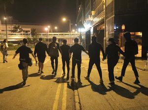 Akhirnya Menyerah, Puluhan Demonstran Hong Kong Keluar dari Kampus