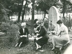 Ini Alasan Mengapa Dulu Orang Suka Piknik dan Makan di Kuburan