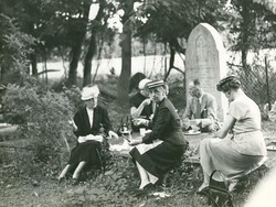 Ini Alasan Mengapa Dulu Orang Suka Piknik dan Makan di Kuburan