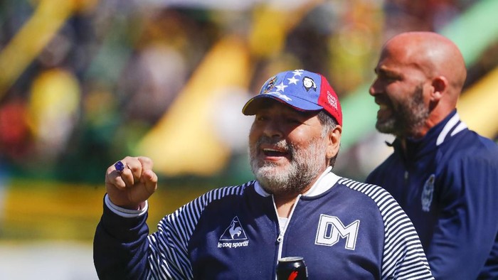 MAR DEL PLATA, ARGENTINA - NOVEMBER 10: Diego Maradona, head coach of Gimnasia y Esgrima La Plata, gestures next to assistant coach Sebastian Mendez during a match between Aldosivi and Gimnasia y Esgrima La Plata as part of Superliga 2019/20 at Estadio Jose Maria Minella on November 10, 2019 in Mar del Plata, Argentina. (Photo by Marcos Brindicci/Getty Images)