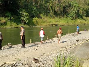 Seorang Anak Dilaporkan Hilang Saat Berenang di Sungai Brantas Blitar