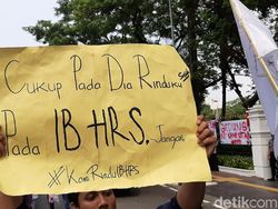 Massa Demo di Kantor Kemlu, Tuntut Pencekalan HRS Dicabut