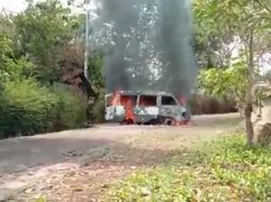 Sebuah Mobil di Ngawi Hangus Terbakar, Api Berasal dari Aki