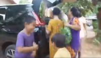 Keren! Tukang Sayur Keliling Ini Jualan Pakai Mobil Mewah Rp. 276 Juta