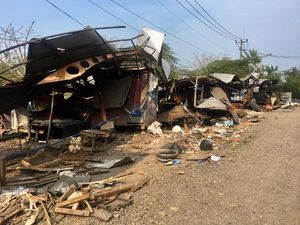 Rem Blong, Truk Seruduk 8 Warung di Jalur Gronggong Cirebon