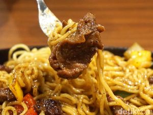 Gurih Mantap! Mie Sapi Lada Hitam di Resto Halal Legendaris yang Enak Gurih Mantap! Mie Sapi Lada Hitam di Resto Halal Legendaris yang Enak