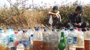 Foto: Sampah Puluhan Botol Isi Urin di Gunung Merbabu