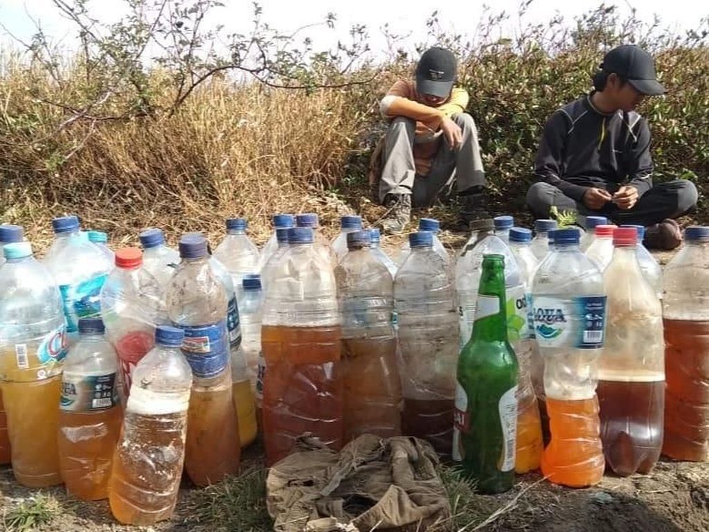 Foto: Sampah Puluhan Botol Isi Urin di Gunung Merbabu Foto: Sampah Puluhan Botol Isi Urin di Gunung Merbabu