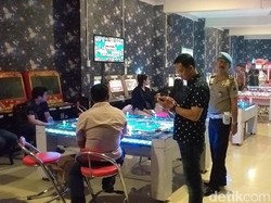 Dua Lokasi Judi di Surabaya Digerebek, 80 Orang Diamankan