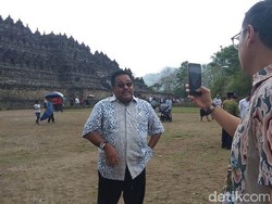 Ketika Si Doel Ngevlog di Candi Borobudur