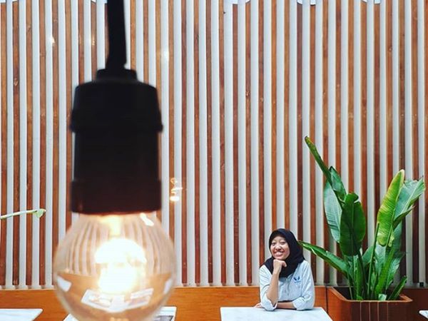 Ayu Kartika Dewi, Staf Khusus Presiden yang Punya Momen Seru saat Nongkrong di Kafe