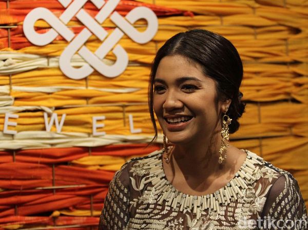 Gaya Etnik Istri Nadiem Makarim, Franka Franklin Pakai Anting Padi