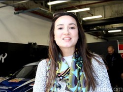 Julie Estelle Dukung Pebalap Indonesia di Le Mans Asia