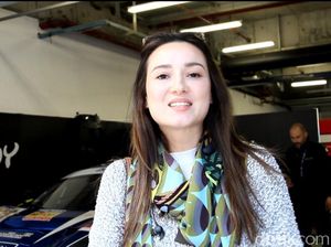 Julie Estelle Dukung Pebalap Indonesia di Le Mans Asia Julie Estelle Dukung Pebalap Indonesia di Le Mans Asia