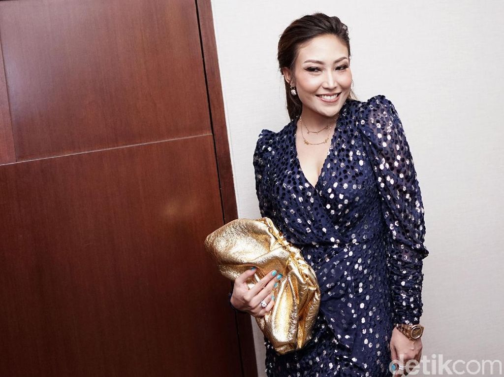 Ekspresi Suami Datar Terus, Ayu Dewi Punya Trik Ajak Masuk Kamera Ekspresi Suami Datar Terus, Ayu Dewi Punya Trik Ajak Masuk Kamera