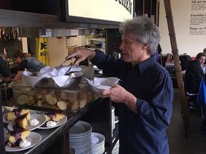 Bantu yang Kurang Mampu, Jon Bon Jovi Buka 2 Restoran Amal