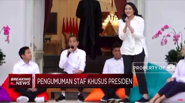 Presiden Jokowi saat memperkenalkan Putri Indahsari Tanjung  jadi staf khusus Presiden.