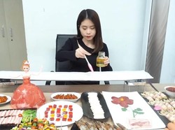 Super Kreatif! Wanita Ini Bikin BBQ Pakai Penghangat Ruangan Kantor