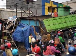 Brak! Truk Tronton Tabrak 2 Kios di Pasar Gekbrong Cianjur