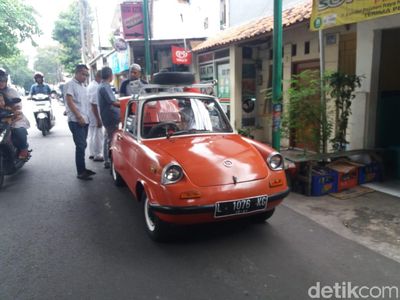 Mobil Pertama Mazda di Jalanan Jakarta