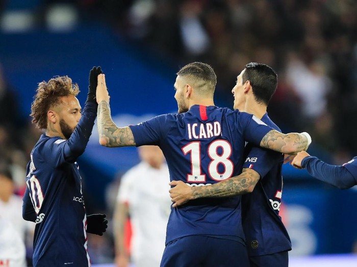 PSG's Mauro Icardi, center, celebrates with teammates Neymar, left, and Angel Di Maria after scoring the opening goal during French League One soccer match between Paris Saint-Germain and Lille at the Parc des Princes stadium in Paris, Friday, Nov. 22, 2019. (AP Photo/Michel Euler)