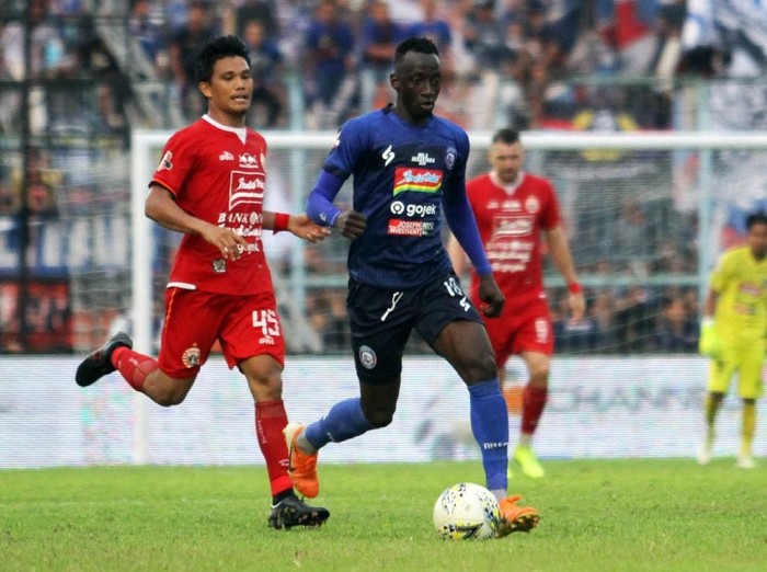 Pesepakbola Arema FC Makan Konate (kanan) berusaha melepaskan diri dari hadangan pesepakbola Persija Jakarta  Sandi Darman Sute (kiri) dalam lanjutan Liga 1 di Stadion Kanjuruhan, Malang, Sabtu (23/11/2019). Persija Jakarta menahan imbang Arema FC dengan skor 1-1. ANTARA FOTO/H Prabowo/ama.