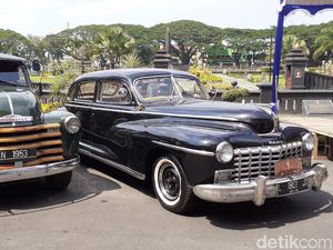 Mobil Bung Karno Jalan-jalan di Kota Malang Mobil Bung Karno Jalan-jalan di Kota Malang
