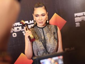 Luna Maya Menang Artis Terpuji hingga Daftar Lengkap Pemenang FFB 2019 Luna Maya Menang Artis Terpuji hingga Daftar Lengkap Pemenang FFB 2019