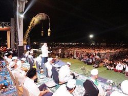 Warga Banyuwangi Berselawat Bareng Syubbanul Muslimin dan Gus Muwafiq