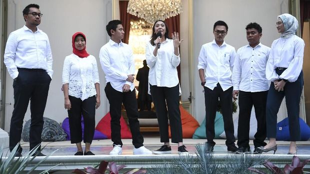 Staf khusus Presiden Joko Widodo yang baru dari kalangan milenial (kiri ke kanan) CEO Amartha, Andi Taufan Garuda Putra, Perumus Gerakan Sabang Merauke Ayu Kartika Dewi, Pendiri Ruang Guru Adamas Belva Syah Devara, CEO dan Founder Creativepreneur Putri Indahsari Tanjung, Mantan Ketua Pergerakan Mahasiswa Islam Indonesia/PMII Aminuddin Ma'ruf, Peraih beasiswa kuliah di Oxford Billy Gracia Yosaphat Mambrasar dan Pendiri Thisable Enterprise Angkie Yudistia menjawab pertanyaan wartawan saat diperkenalkan di halaman tengah Istana Merdeka Jakarta, Kamis (21/11/2019). Ketujuh stafsus milenial tersebut mendapat tugas untuk memberi gagasan serta mengembangkan inovasi-inovasi di berbagai bidang. ANTARA FOTO/Wahyu Putro A/nz