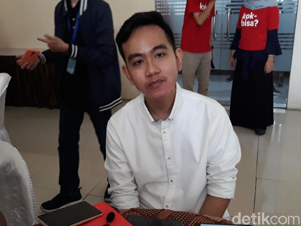 Gibran Tegaskan Belum Ada Komunikasi dengan Paundra Gibran Tegaskan Belum Ada Komunikasi dengan Paundra