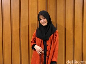 Veve Zulfikar Larut dalam Lagu Khadijah Veve Zulfikar Larut dalam Lagu Khadijah