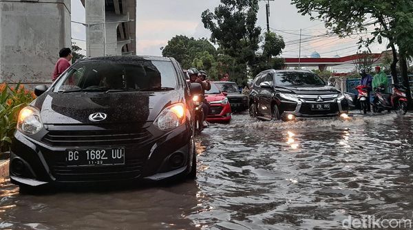 Jalan Protokol di Palembang Kebanjiran Usai Diguyur Hujan Lebat