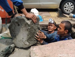 Pasukan Biru Temukan Endapan Semen Tebal di Saluran Air Kebayoran Baru