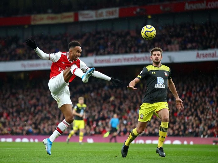 LONDON, ENGLAND - NOVEMBER 23: Pierre-Emerick Aubameyang of Arsenal battles for possession with Jack Stephens of Southampton   during the Premier League match between Arsenal FC and Southampton FC at Emirates Stadium on November 23, 2019 in London, United Kingdom. (Photo by Julian Finney/Getty Images)
