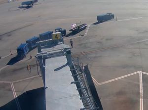 Mirip Adegan Film: Remaja Lompat dari Pesawat lalu Dikejar Polisi