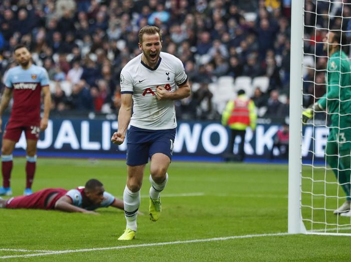 West Ham United vs Tottenham Hotspur Tottenhams Harry Kane, center, celebrates after he scored his sides third goal during the English Premier League soccer match between West Ham and Tottenham, at London stadium, in London, Saturday, Nov. 23, 2019.(AP Photo/Frank Augstein)