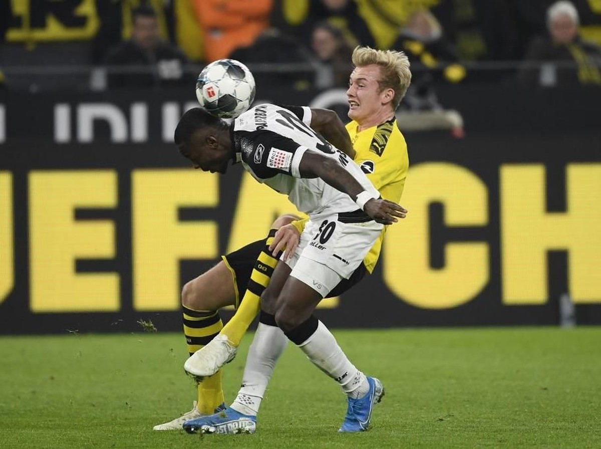Borussia Dortmund Vs Paderborn berakhir 3-3. (Foto: INA FASSBENDER / AFP)