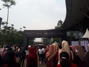 Konser EXO Segera Mulai, Antrean Penonton Masih Mengular Konser EXO Segera Mulai, Antrean Penonton Masih Mengular