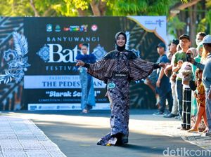 Uniknya Fashion Show Batik di Banyuwangi, Modelnya Tampil di Atas Trotoar Uniknya Fashion Show Batik di Banyuwangi, Modelnya Tampil di Atas Trotoar