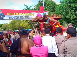 Isak Tangis Pelepasan Kapolres Ngawi yang Diarak Pakai Kereta Kencana