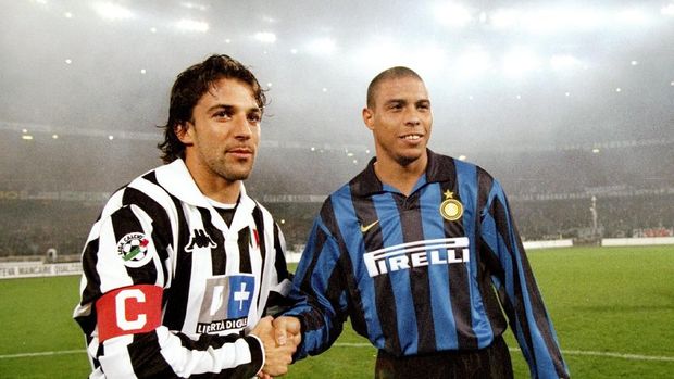 25 Oct 1998:  Ronaldo of Inter Milan and Alessandro Del Piero of Juventus during the Italian Serie A match at the Delle Alpi Stadium in Torino, Italy. Juventus won the game 1-0.  Mandatory Credit: Allsport UK /Allsport