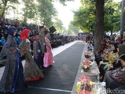 Uniknya Fashion Show Batik di Trotoar Banyuwangi