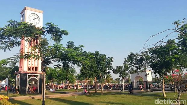 Pekan lalu warga Kota Pasuruan dibuat heboh dan risih oleh muda-mudi yang bercumbu siang hari di Taman Jam Agung, GOR Untung Suropati. Terlebih, video mesum itu juga beredar luas.