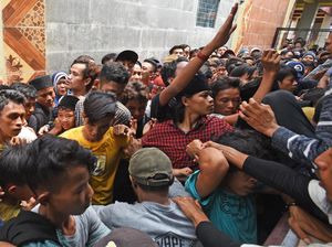 Antusias Warga Banten Berburu Sedekah di Tradisi Panjang Mulud