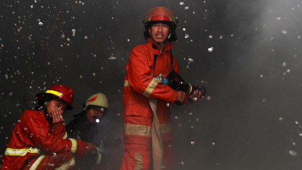 Momen Petugas Damkar Padamkan Kebakaran Toko Kertas di Ciputat