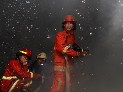 Momen Petugas Damkar Padamkan Kebakaran Toko Kertas di Ciputat