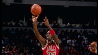 Di masa lalu ada juga Michael Jordan yang acapkali menjulurkan lidah tatkala pamer aksi legendarisnya di dunia basket. Foto: Getty Images