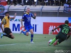 Persib mengambil inisiatif serangan terlebih dahulu di awal laga.