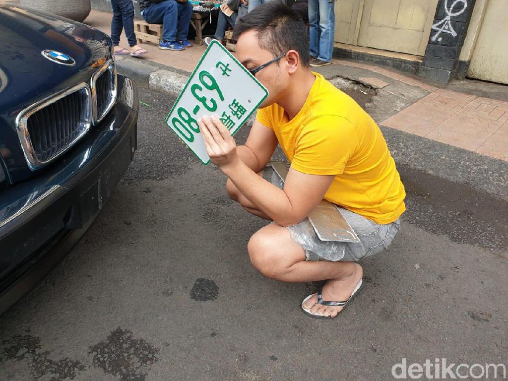 BMW Pakai Pelat Nomor Asing, Mahasiswa Bandung Ditilang Polisi BMW Pakai Pelat Nomor Asing, Mahasiswa Bandung Ditilang Polisi